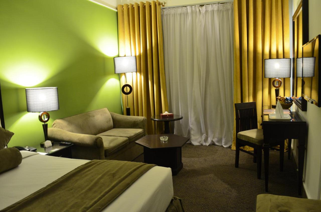 Smart Hotel Lahore Esterno foto