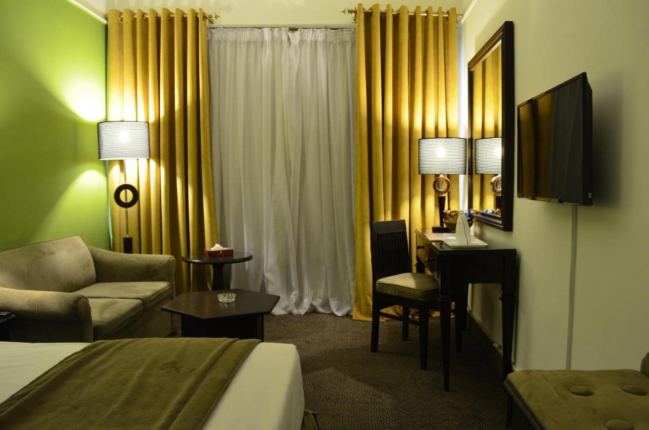 Smart Hotel Lahore Esterno foto