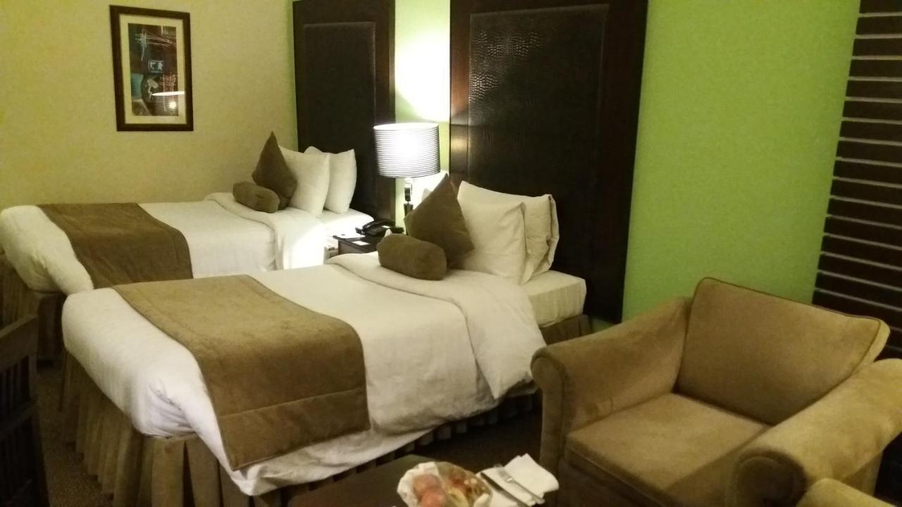 Smart Hotel Lahore Esterno foto