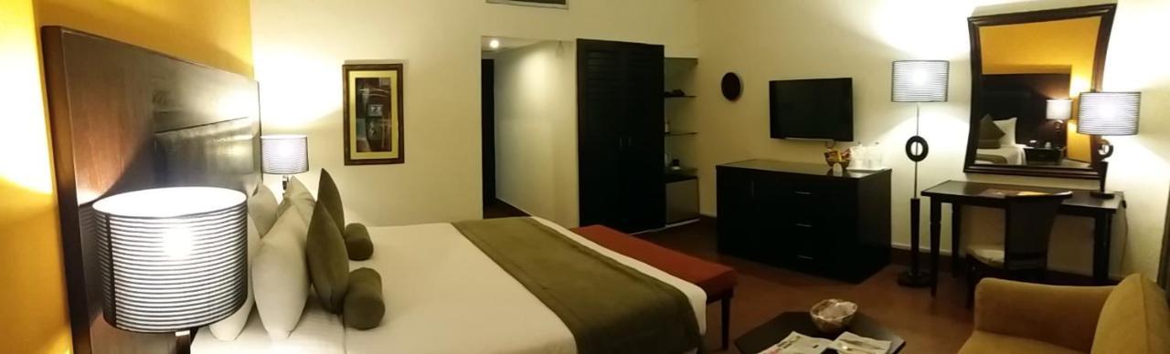 Smart Hotel Lahore Esterno foto