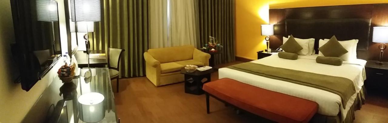 Smart Hotel Lahore Esterno foto