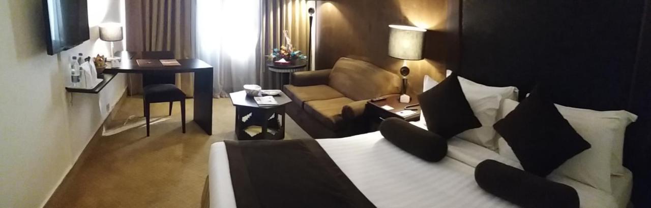 Smart Hotel Lahore Esterno foto