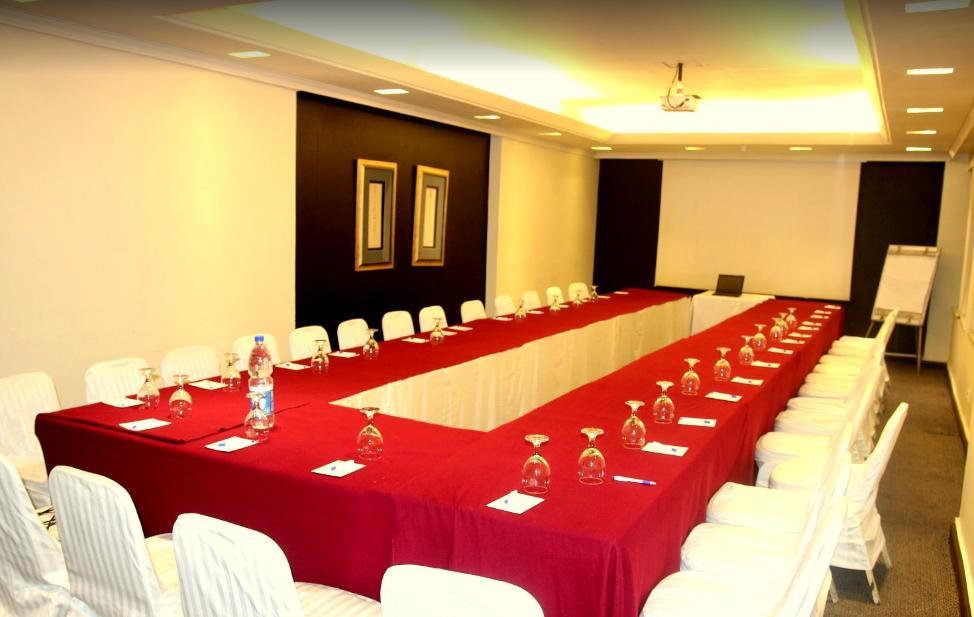 Smart Hotel Lahore Esterno foto