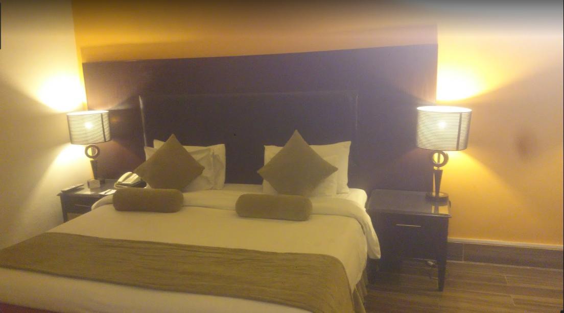 Smart Hotel Lahore Esterno foto