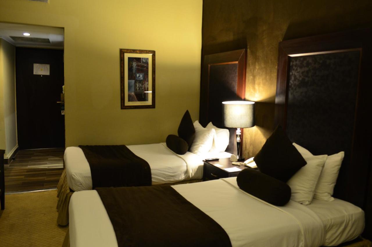 Smart Hotel Lahore Esterno foto