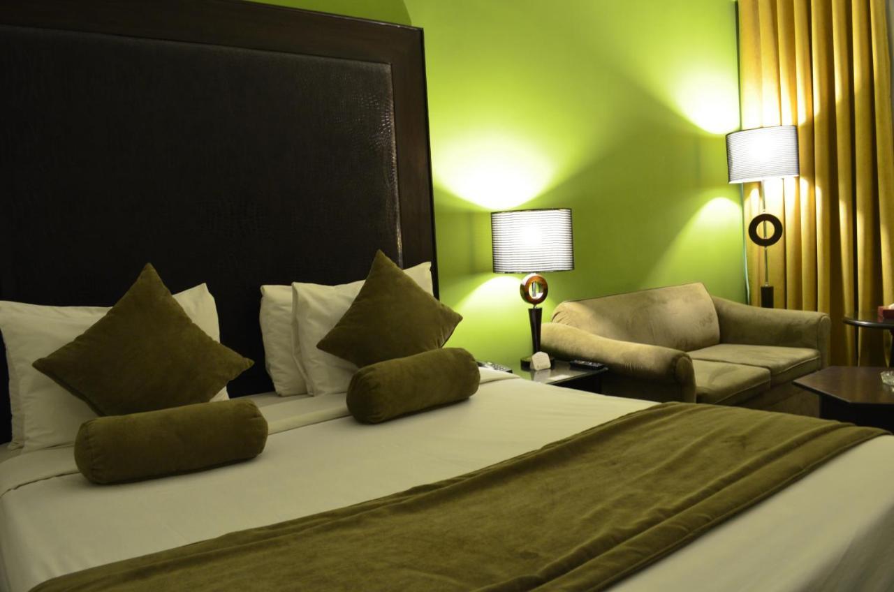 Smart Hotel Lahore Esterno foto