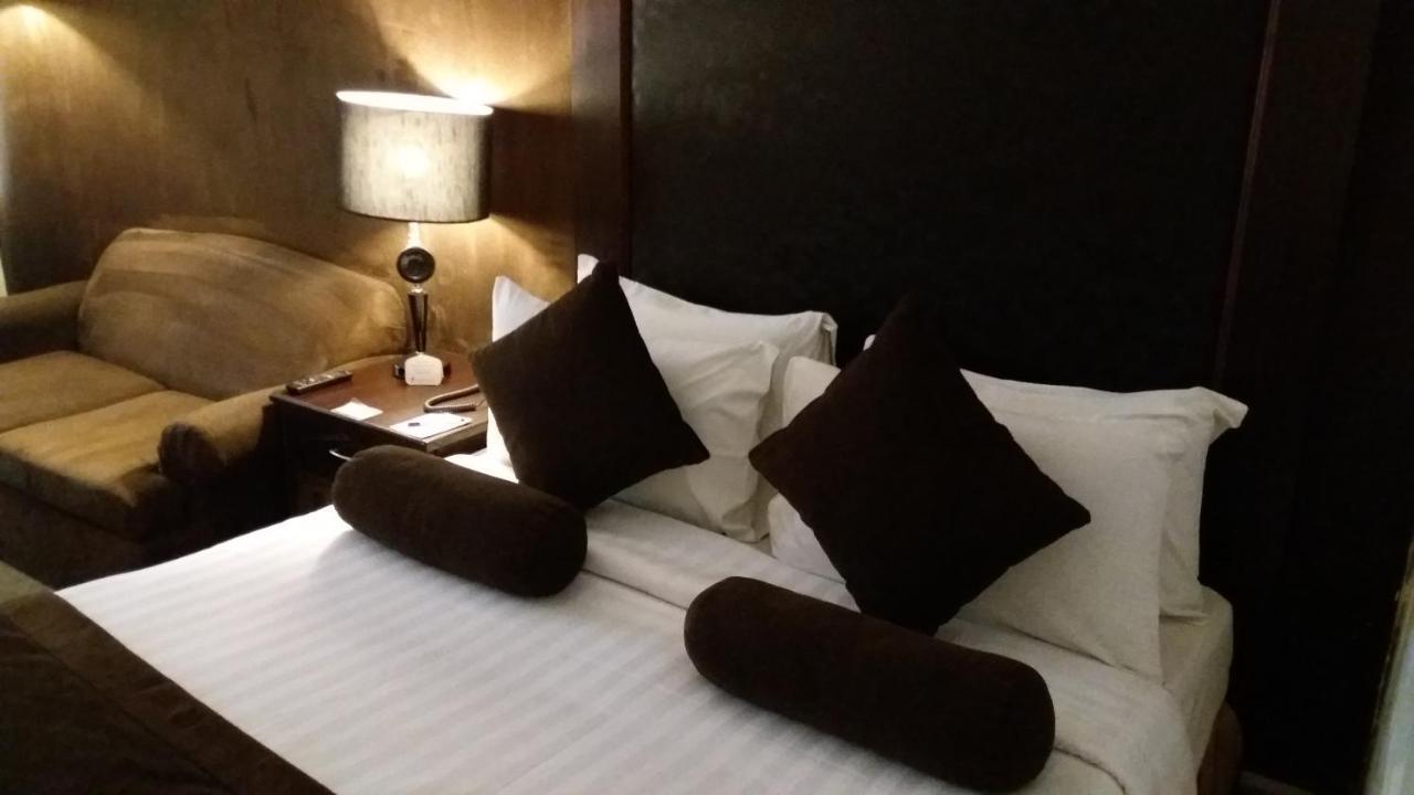 Smart Hotel Lahore Esterno foto
