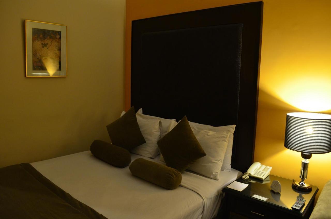 Smart Hotel Lahore Esterno foto