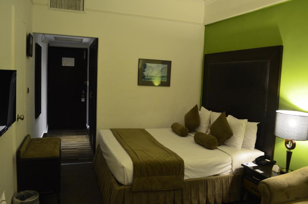 Smart Hotel Lahore Esterno foto