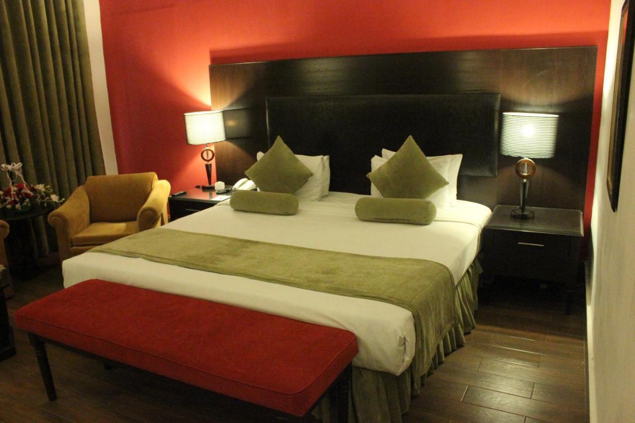 Smart Hotel Lahore Esterno foto