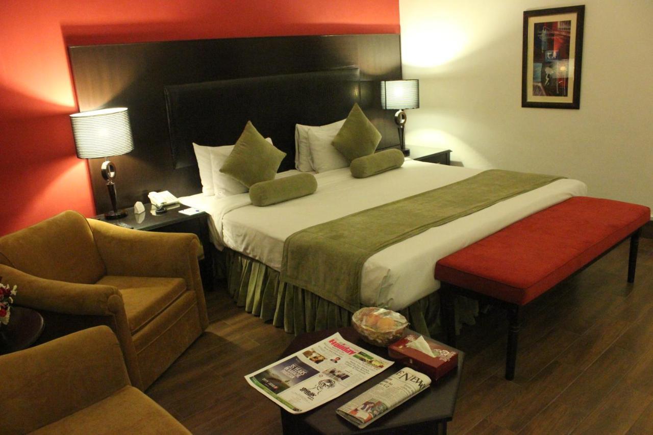 Smart Hotel Lahore Esterno foto