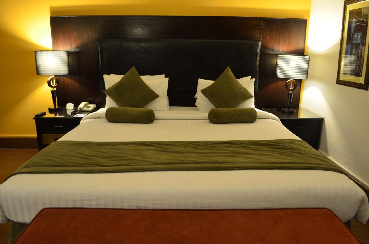 Smart Hotel Lahore Esterno foto