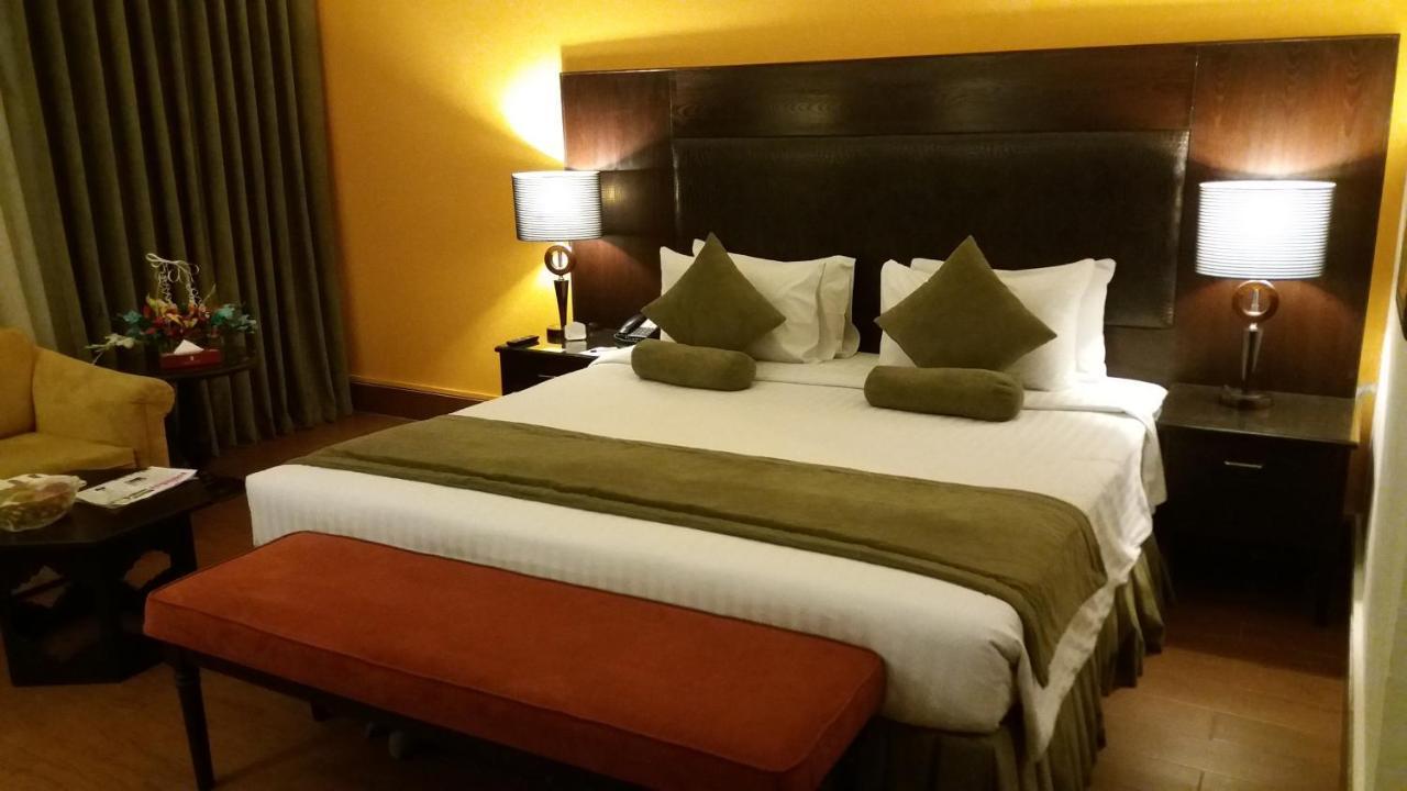 Smart Hotel Lahore Esterno foto
