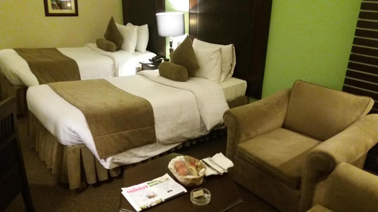 Smart Hotel Lahore Esterno foto
