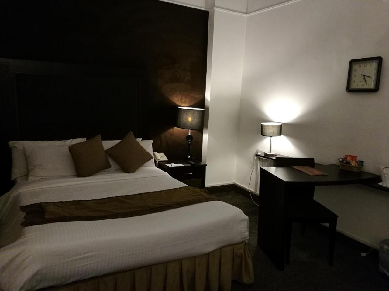 Smart Hotel Lahore Esterno foto