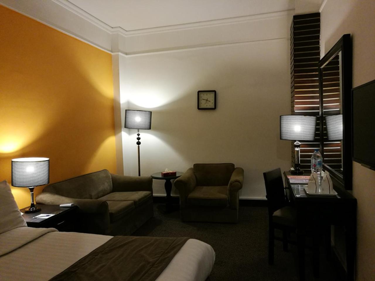 Smart Hotel Lahore Esterno foto