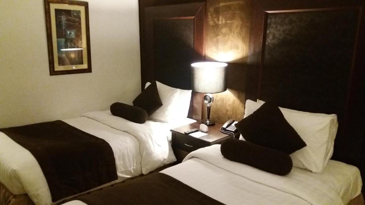 Smart Hotel Lahore Esterno foto