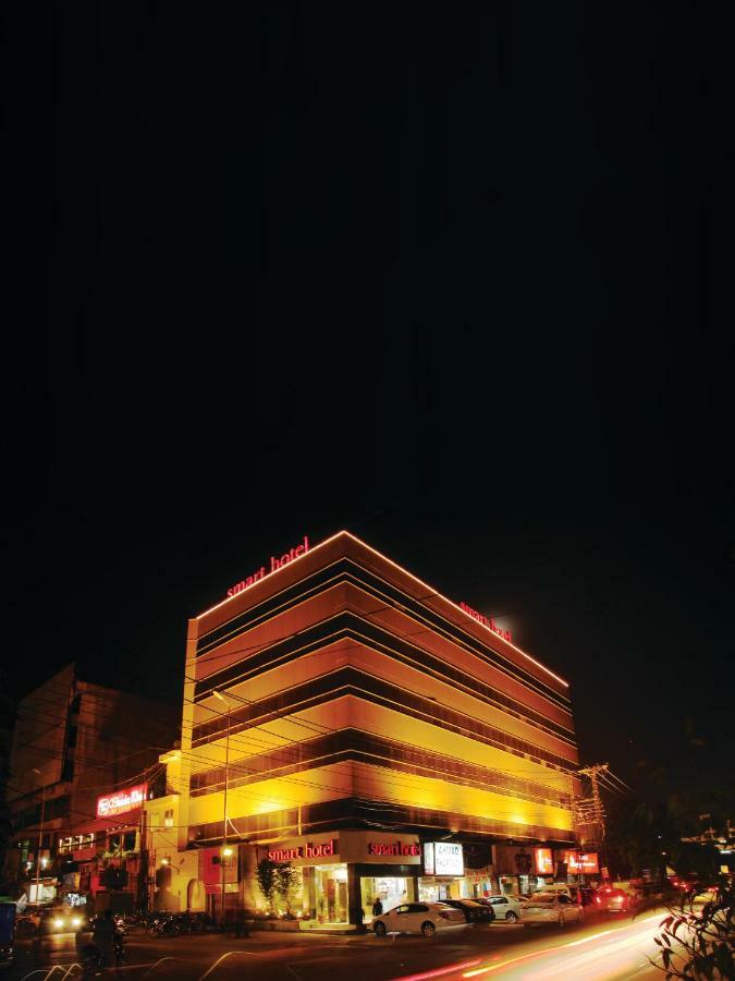Smart Hotel Lahore Esterno foto