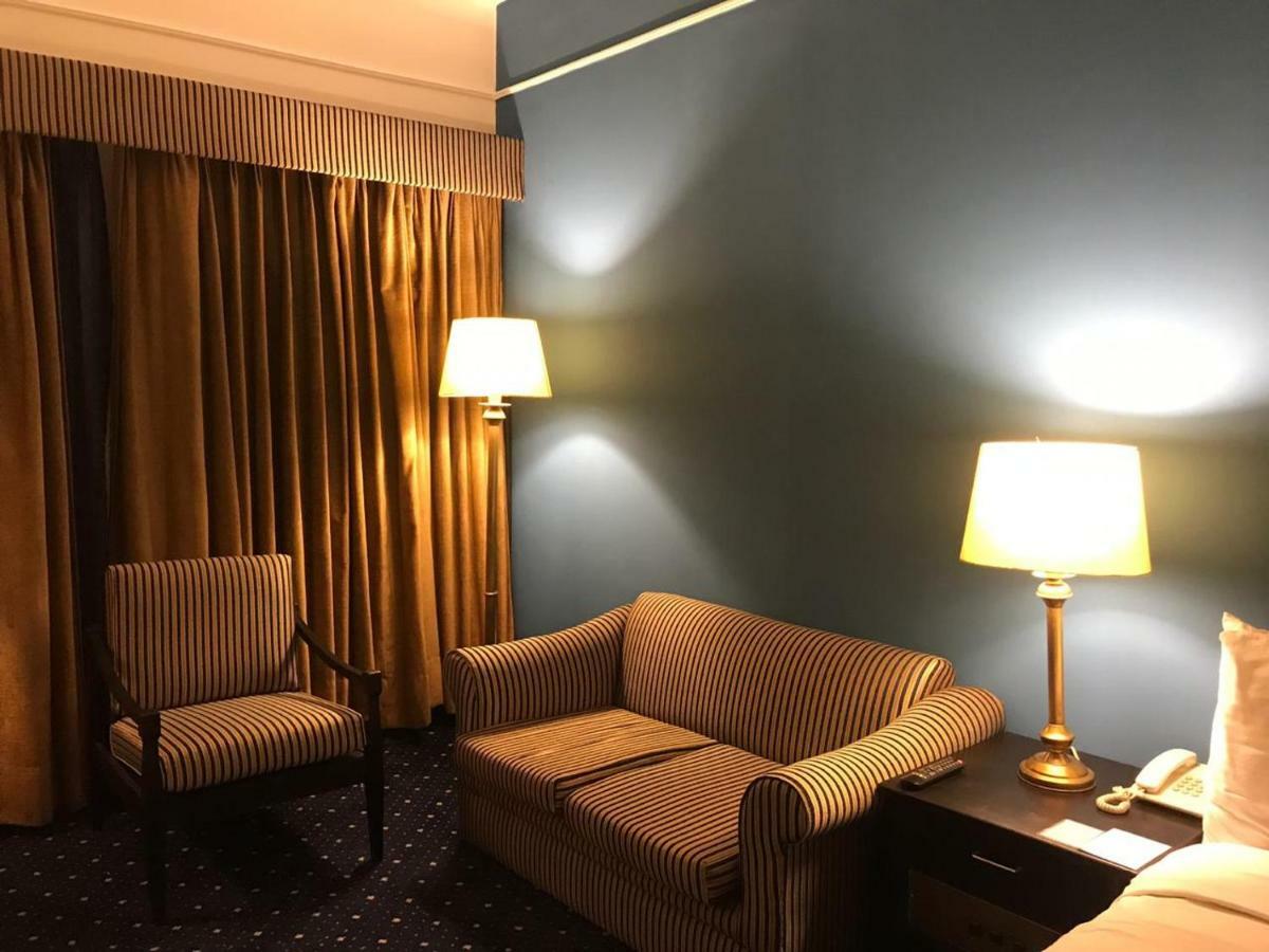 Smart Hotel Lahore Esterno foto