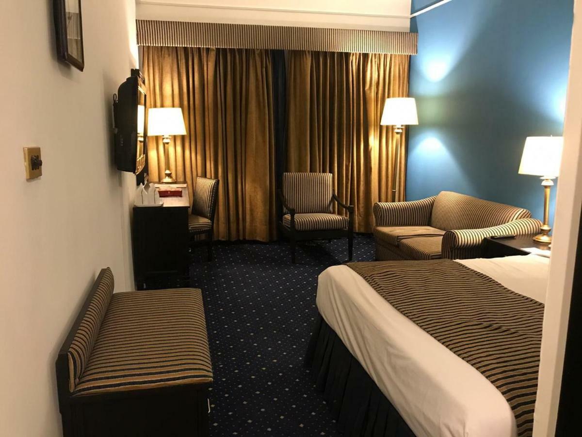 Smart Hotel Lahore Esterno foto