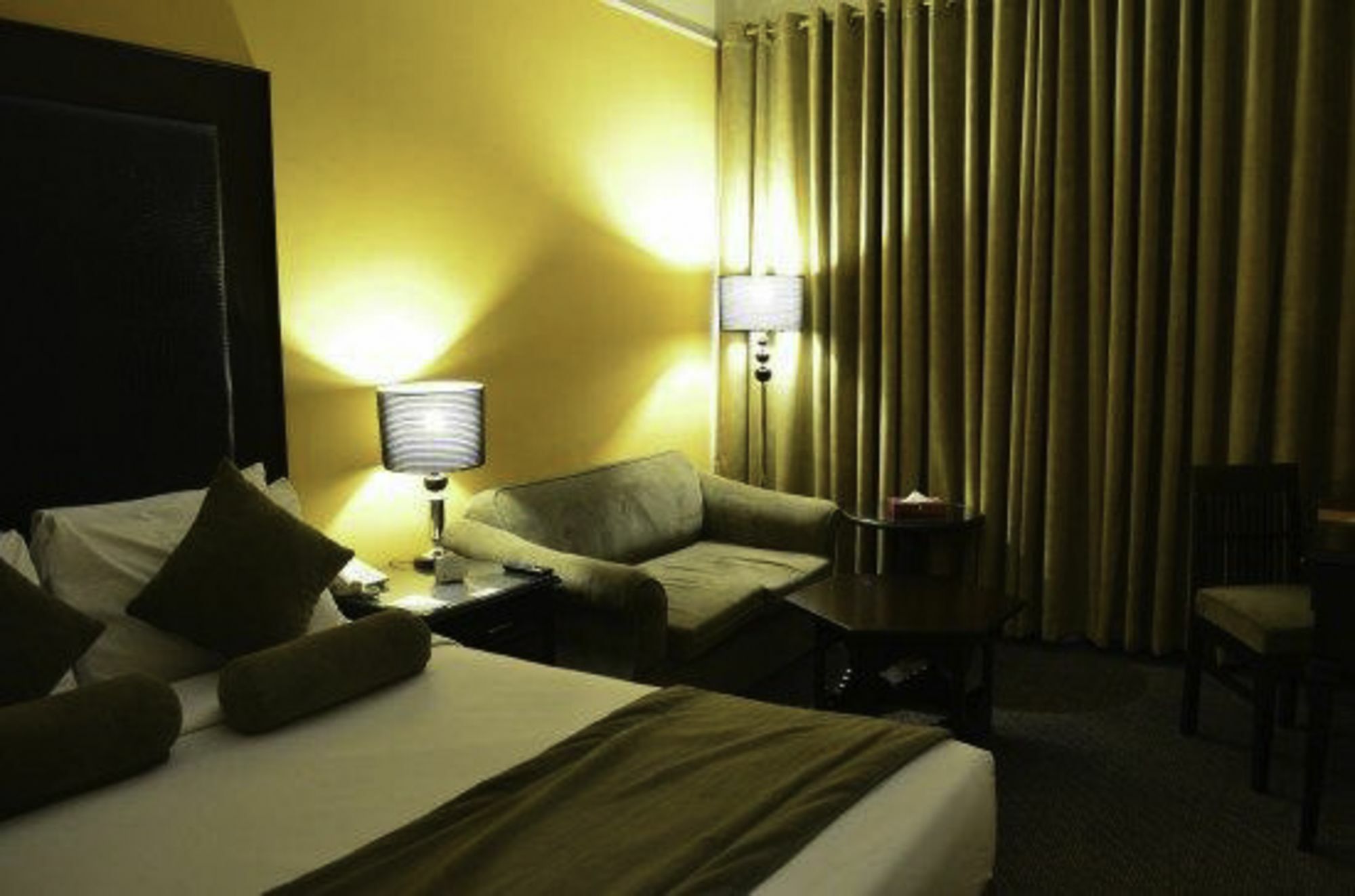 Smart Hotel Lahore Esterno foto